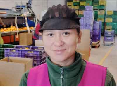 Ana: Mitarbeiterin, wähle und sortiere die Orangen