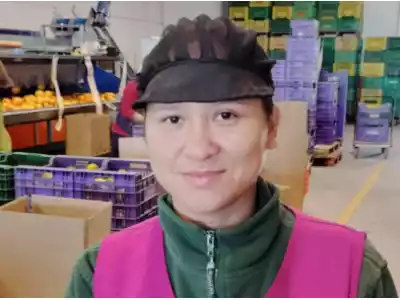 Ana: Mitarbeiterin, wähle und sortiere die Orangen