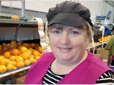 Natalia: Mitarbeiterin, wähle und sortiere die Orangen